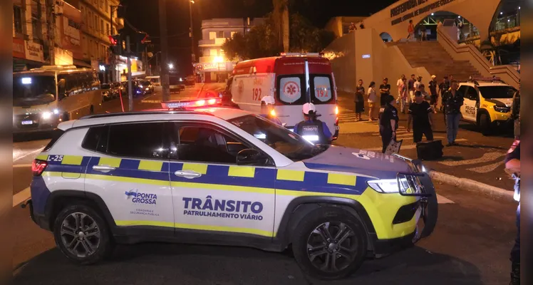 Motocicleta colide de frente com carro no Centro de Ponta Grossa. Piloto sofre fraturas e motorista fica em estado de choque -