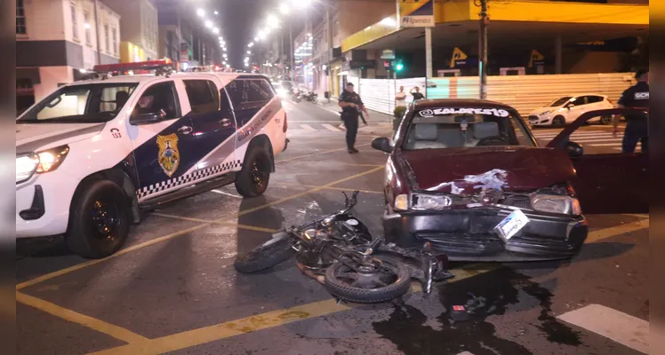 Motocicleta colide de frente com carro no Centro de Ponta Grossa. Piloto sofre fraturas e motorista fica em estado de choque -