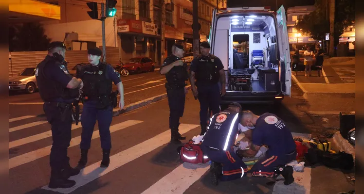 Motocicleta colide de frente com carro no Centro de Ponta Grossa. Piloto sofre fraturas e motorista fica em estado de choque -