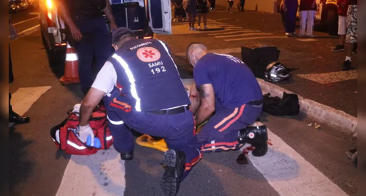 Motocicleta colide de frente com carro no Centro de Ponta Grossa. Piloto sofre fraturas e motorista fica em estado de choque -