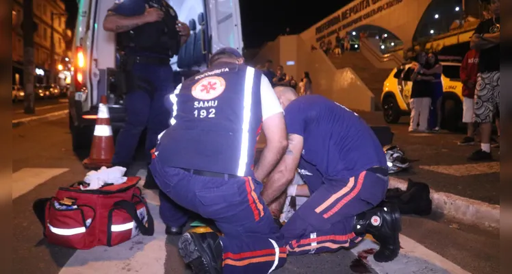 Motocicleta colide de frente com carro no Centro de Ponta Grossa. Piloto sofre fraturas e motorista fica em estado de choque -