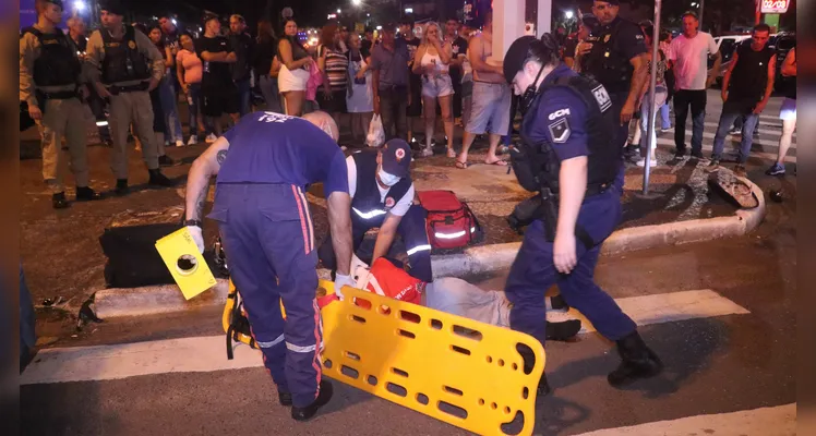 Motocicleta colide de frente com carro no Centro de Ponta Grossa. Piloto sofre fraturas e motorista fica em estado de choque -