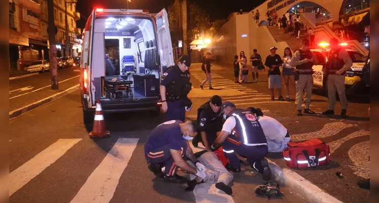 Motocicleta colide de frente com carro no Centro de Ponta Grossa. Piloto sofre fraturas e motorista fica em estado de choque -