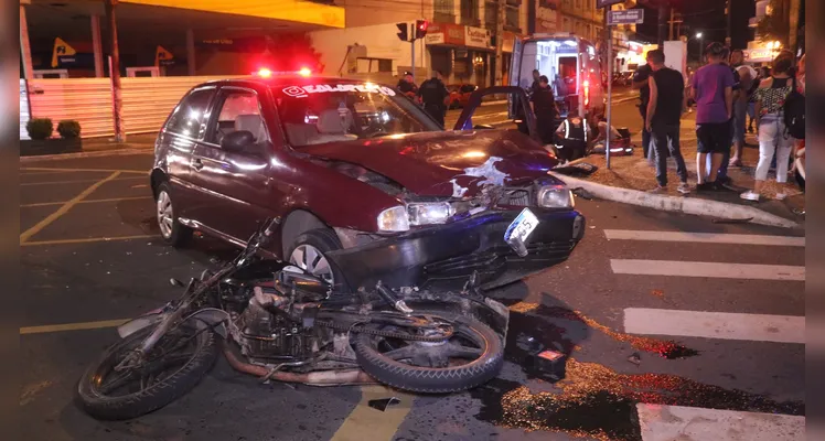 Motocicleta colide de frente com carro no Centro de Ponta Grossa. Piloto sofre fraturas e motorista fica em estado de choque -