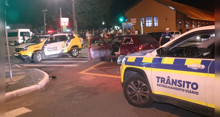 Motocicleta colide de frente com carro no Centro de Ponta Grossa. Piloto sofre fraturas e motorista fica em estado de choque -