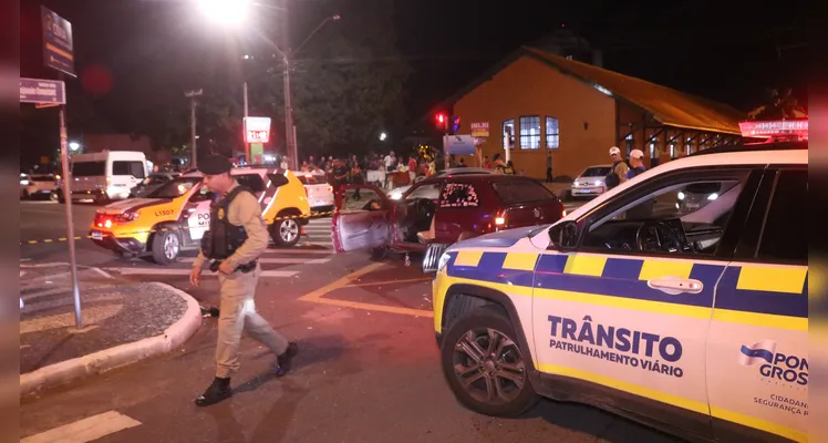 Motocicleta colide de frente com carro no Centro de Ponta Grossa. Piloto sofre fraturas e motorista fica em estado de choque -