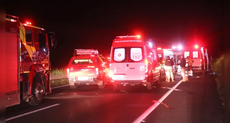 Fotos mostram como ficou ambulância após grave acidente com mãe e filho em PG