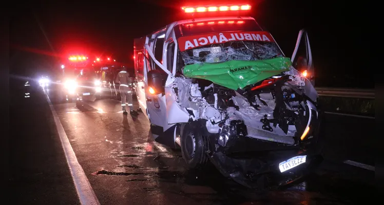 Fotos mostram como ficou ambulância após grave acidente com mãe e filho em PG