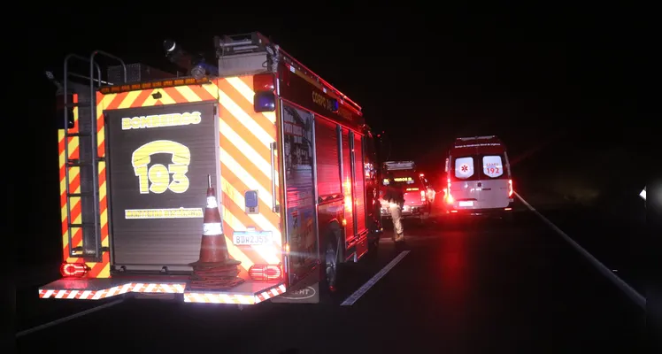 Fotos mostram como ficou ambulância após grave acidente com mãe e filho em PG