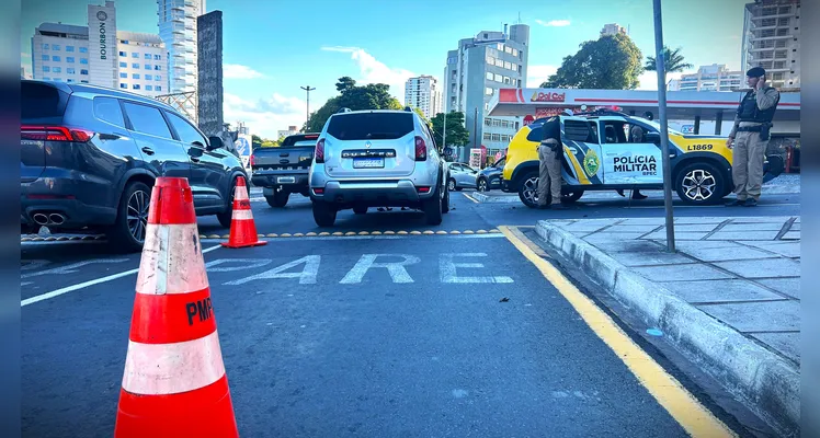 Acidente com viatura da PM deixa trânsito lento em rotatória de PG