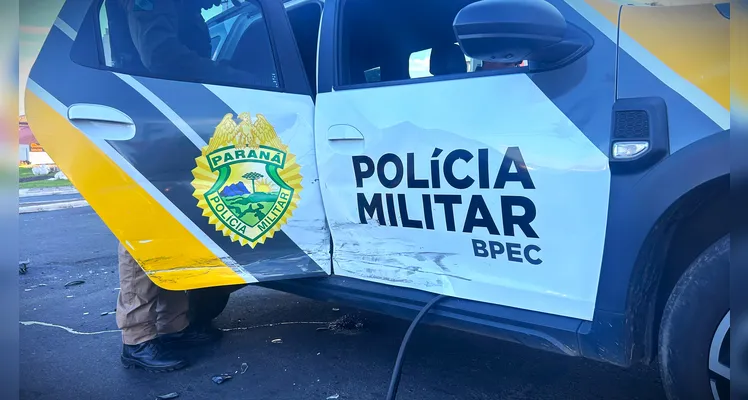 Acidente com viatura da PM deixa trânsito lento em rotatória de PG