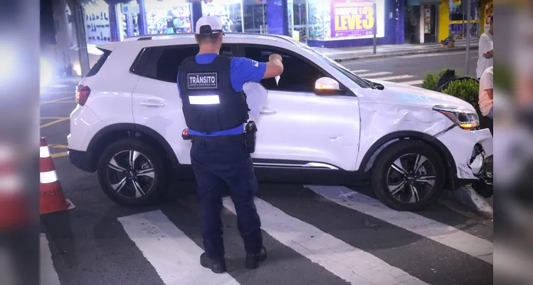 Moto atinge fachada de loja e quebra vidro na ‘Vicente Machado’, em PG