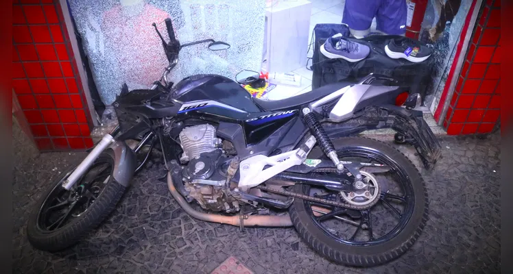 Moto atinge fachada de loja e quebra vidro na ‘Vicente Machado’, em PG