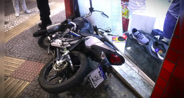 Moto atinge fachada de loja e quebra vidro na ‘Vicente Machado’, em PG