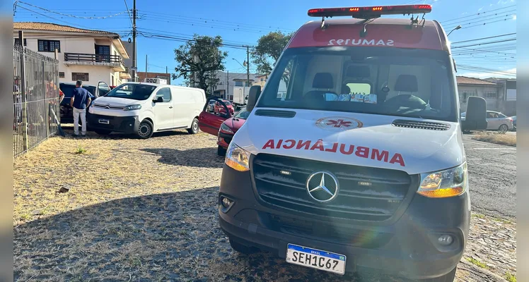 Lateral de Peugeot fica destruída após acidente em Ponta Grossa