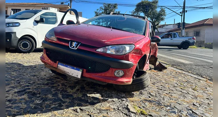 Lateral de Peugeot fica destruída após acidente em Ponta Grossa