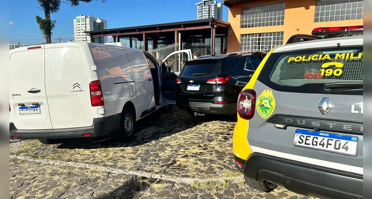 Lateral de Peugeot fica destruída após acidente em Ponta Grossa