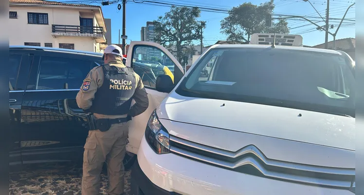 Lateral de Peugeot fica destruída após acidente em Ponta Grossa