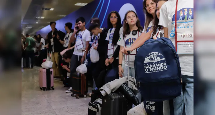 São José dos Pinhais, 12 de janeiro de 2024 - Alguns etudantes da rede estadual de ensino selecionados para o programa Ganhando o Mundo embarcam no Aeroporto Afonso Pena rumo a Inglaterra.