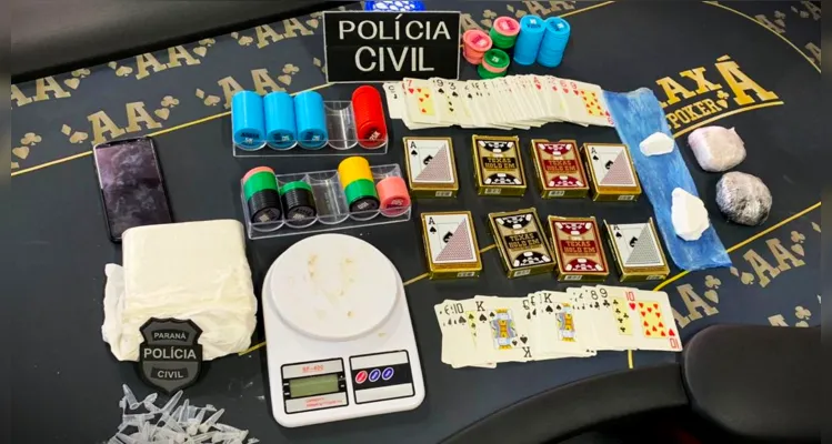 Cocaína, armas e munições foram encontradas na casa de pôquer.