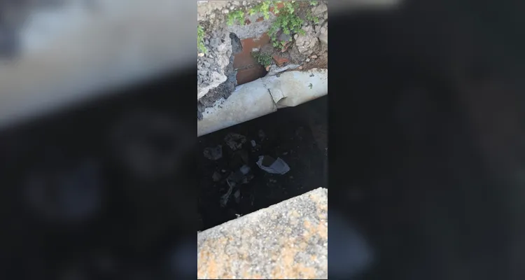 Moradores denunciam formação de buraco no Jardim Carvalho; veja