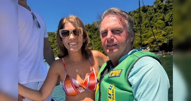 Em Angra dos Reis, Bolsonaro passeia em barco de Val Marchiori