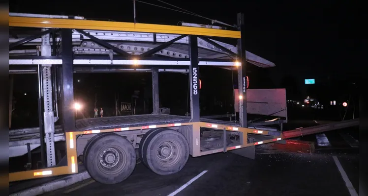 Caminhão derruba postes e região de PG fica sem energia