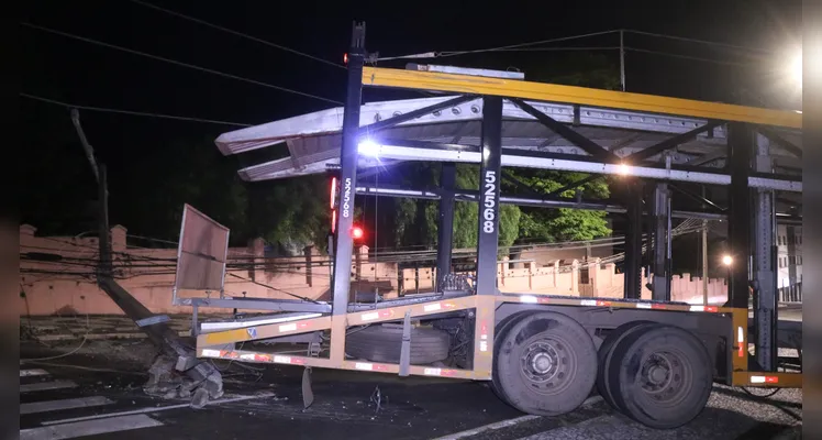 Caminhão derruba postes e região de PG fica sem energia