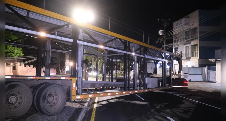 Caminhão derruba postes e região de PG fica sem energia