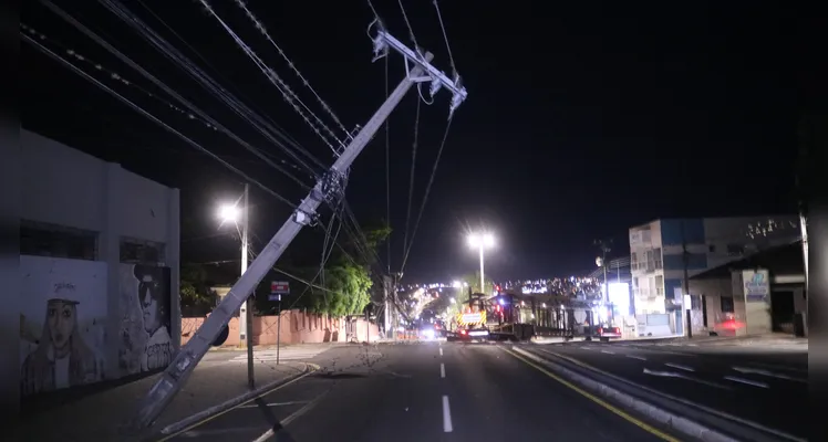 Caminhão derruba postes e região de PG fica sem energia