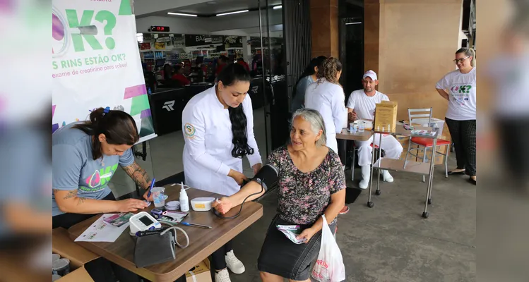 Equipes realizaram uma ação preventiva em frente ao Supermercado Rizolar, na Vila Rio Branco.