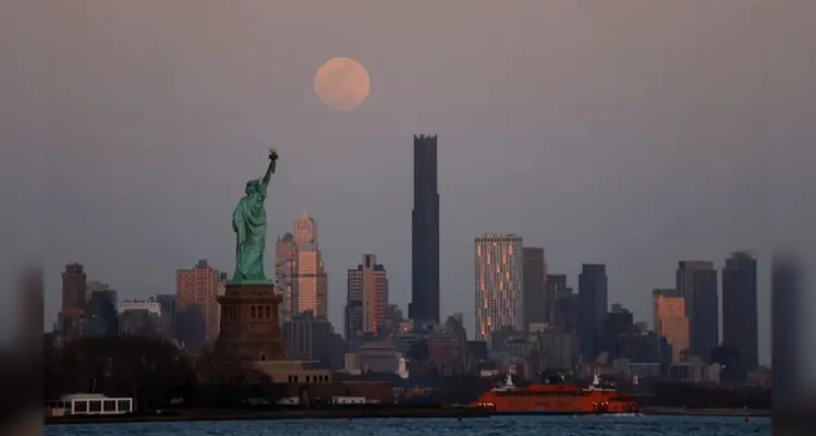 A lua já começou avermelhada no céu de Nova York no entardecer da quinta-feira (13)