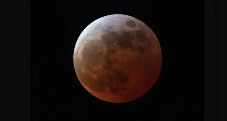 Vista da lua de sangue no Canadá, em Vancouver