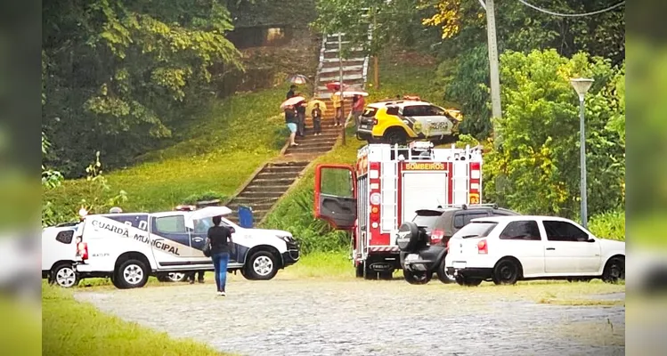 Várias equipes de socorro foram acionadas para a ocorrência.