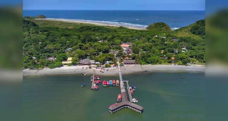 O governador Carlos Massa Ratinho Junior assinou nesta quinta-feira (27) a ordem de serviço para o início das obras de reforma e melhorias nos trapiches de Nova Brasília e Encantadas, na Ilha do Mel, em Paranaguá. O ministro de Infraestrutura, Tarcísio Gomes de Freitas, participou da solenidade. O investimento de R$ 9,5 milhões são da empresa pública Portos do Paraná. As obras devem demorar cerca de sete meses.  -  Curitiba, 27/02/2020  -  Foto: José Fernando Ogura/AEN