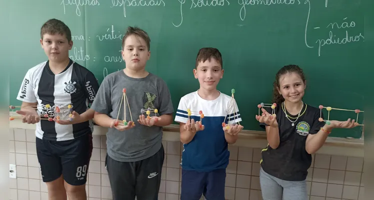 Confira os registros do amplo trabalho matemático em sala de aula.