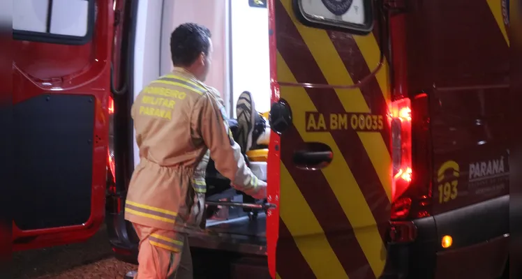 Motociclista sofre fratura de fêmur, em colisão contra carro, no Centro de Ponta Grossa -