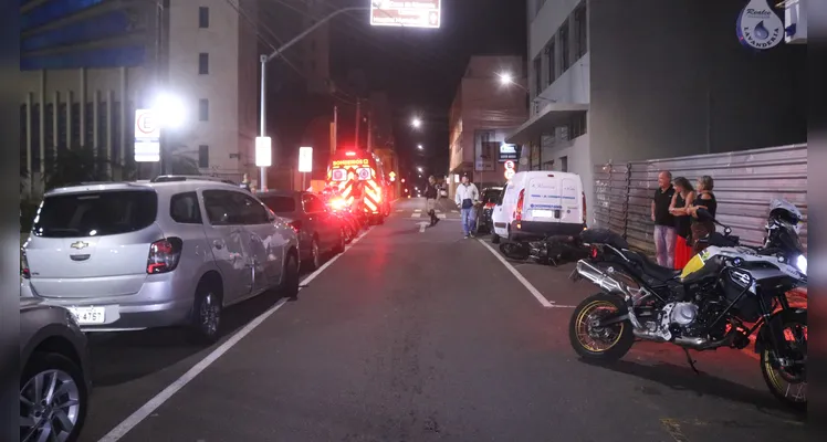 Motociclista sofre fratura de fêmur, em colisão contra carro, no Centro de Ponta Grossa -