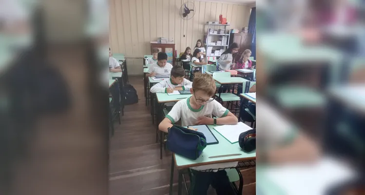 Uso de recursos físicos e tecnologia auxiliou turma em sala de aula.