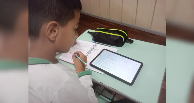 Uso de recursos físicos e tecnologia auxiliou turma em sala de aula.