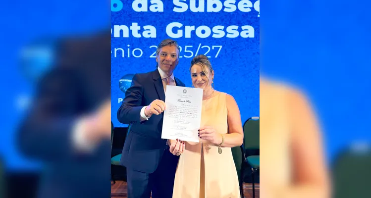 Mariantonieta Pailo Ferraz posa para foto com o presidente da Seccional da OAB-PR, Luiz Fernando Casagrande Pereira -