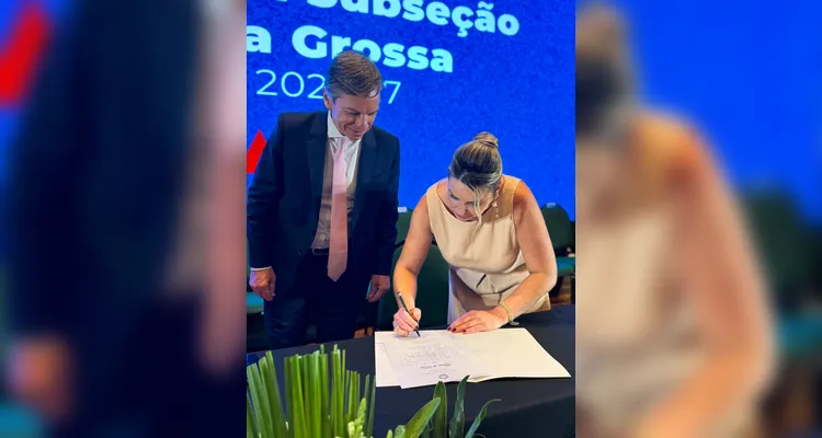 Mariantonieta Pailo Ferraz assina documento para registrar posse -