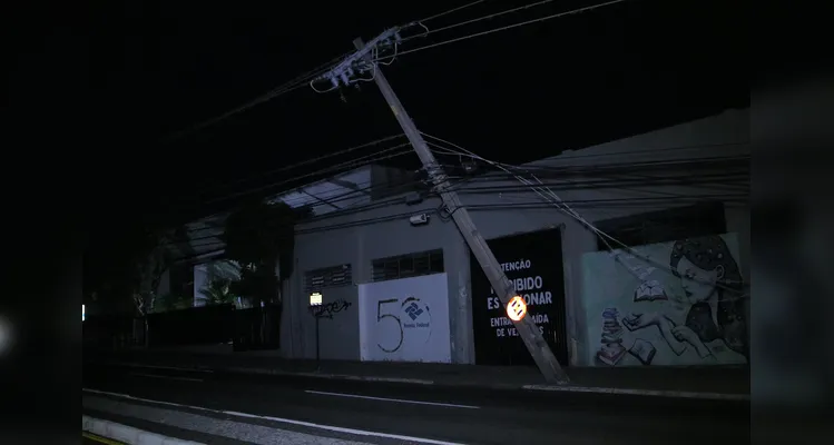 Caminhão derruba postes e região de PG fica sem energia