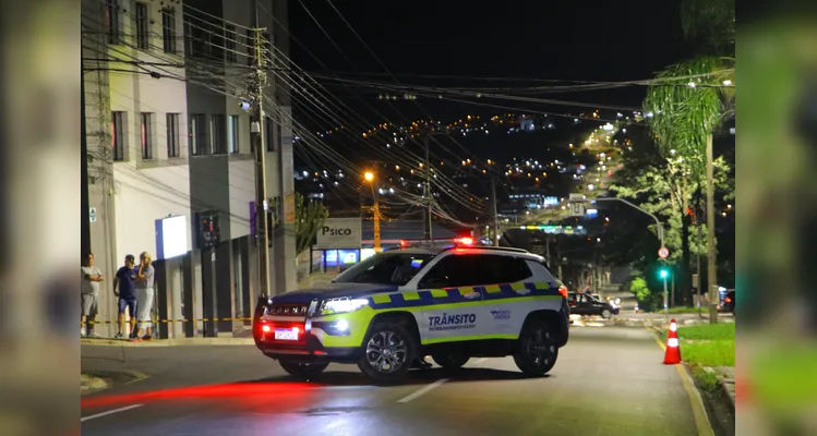 Caminhão derruba postes e região de PG fica sem energia