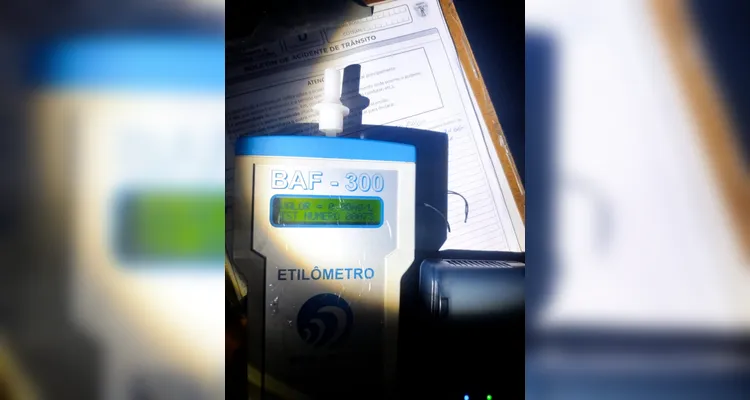 Caminhão derruba postes e região de PG fica sem energia