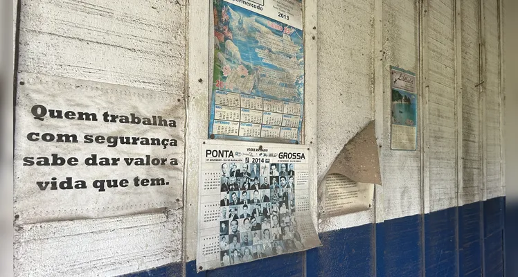 Calendários deixados na parede.