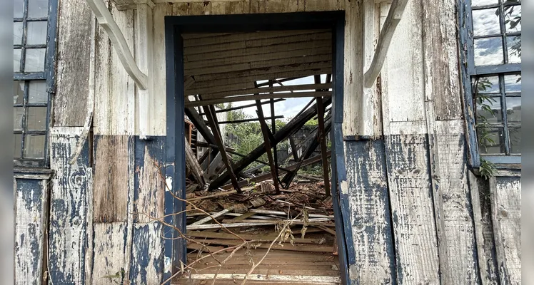 Teto de edificação desabou.