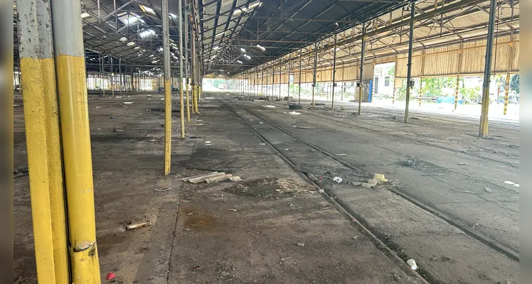 Parte dos entulhos foi removida do interior dos barracões.