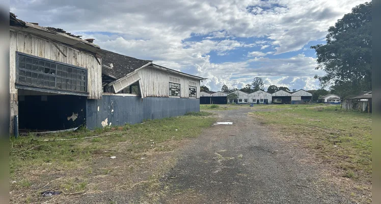 Roçada foi realizada na área externa.