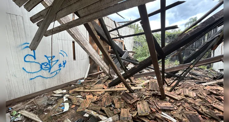 Outras edificações ainda possuem bastante entulho.